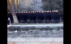 北京中南海附近黑压压的 “ 黑衣 ”。（图片来源：视频截图）