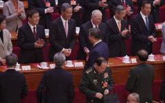 张又侠把屁股对准“自我陶醉”的习近平       (图片来源：公用领域 )