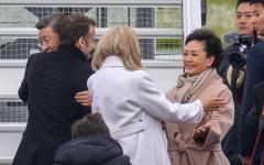 2024年5月7日，中共国家主席习近平和夫人彭丽媛在法国西南部塔布-卢尔德机场出发前拥抱法国总统马克宏和夫人布丽吉特·马克宏。（图片来源：Getty Images）