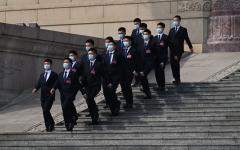 2024年3月10日，中共人民政治协商会议闭幕式后，安保人员在人民大会堂外行走。（图片来源：Getty Images）