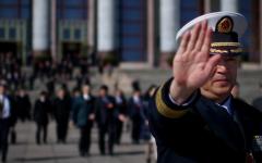 2013年3月4日，中共军方代表在出席两会后举手停止拍照 （图片来源: ID:163062331 Getty Images）