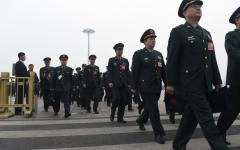 2016年3月4日，中共军队代表抵达北京参加中共人民政治协商会议。（图片来源：Getty Images）