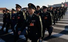 2014年3月5日，出席中共全国人民代表大会第一次会议的军队代表抵达北京人民大会堂。（图片来源：Getty Images）