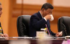 2025年9月2日，中共党魁习近平在北京人民大会堂会见塔吉克总统埃莫马利·拉赫蒙 (未图示) 时举杯喝茶。（图片来源：Parker Song - Pool / Getty Images）