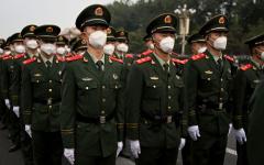 2022年10月1日，中共国殇日当天，北京天安门广场升旗典礼结束后，士兵列队站岗。（图片来源：Getty Images）