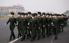 2022年10月1日，中共国殇日当天，在北京天安门广场举行的升旗仪式后，共军列队行进。（图片来源：Getty Images）