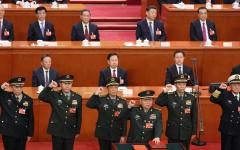 2023年3月11日，在全国人民代表大会第四次全体会议上，中共中央军委副主席张又侠和何卫东（前排）与新任中央军委委员一同宣誓就职。(Lintao Zhang/Getty Images)