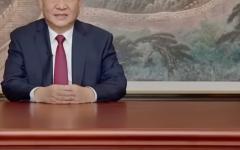 习近平在2026新年贺词中右手抱左手，这是“丧拳”。（图片来源:视频截图）