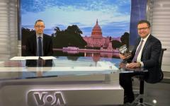 《按需杀戮》一书的作者、《大纪元时报》高级编辑杨杰凯(Jan Jekielek)2026年2月16日在美国之音总部演播室接受美国之音中文部专访。(图片来源：美国之音)