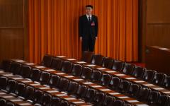 2024年3月10日，北京人民大会堂，中国人民政治协商会议闭幕前，一名安保人员在看守代表席。（图片来源：GREG BAKER/AFP via Getty Images）