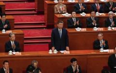 2025年3月4日，中共党魁习近平（中）参加人民大会堂举行的中共政协会议开幕式。（图片来源：Getty Images）