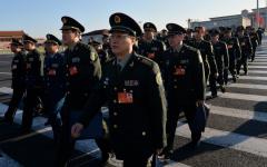 2014年3月5日，出席中共全国人民代表大会第一次会议的军队代表抵达北京人民大会堂。（图片来源：Getty Images）