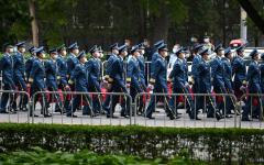 2021年7月1日，在北京天安门广场附近，中共士兵在庆祝所谓中共成立100周年活动结束后，在一条被封锁的街道上行进。（图片来源：Getty Images）