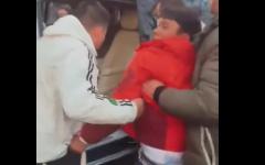 儅包头便衣撞上北京爷们儿。（图片来源: 视频截图 X账号)