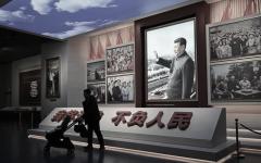 2026年3月1日，在全国人民代表大会年度会议开幕前夕，参观者走过位于北京的中国共产党博物馆。（图片来源：Pedro PARDO / AFP via Getty Images）