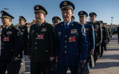 中国北京 2026年3月9日，中共军方代表进入人民大会堂出席全国人民代表大会第二次全体会议。（图片来源：Getty Images）