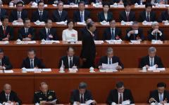 2026年3月9日，在北京召开中共全国人大会议，全国人大常委会委员长赵乐际（中）在发言后走回座位。（图片来源：Getty Images）