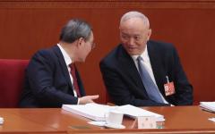 2026年3月5日，中共国务院总理李强（左）在中共全国人民代表大会开幕式上，与中共中央办公厅主任蔡奇（右）交谈。（图片来源：Getty Images）