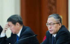 2017年3月7日，中共两会期间，时任天津市委书记李鸿忠（右）在北京人民大会堂举行的天津代表团审议政府工作报告的小组讨论中发表讲话。（图片来源：Getty Images）