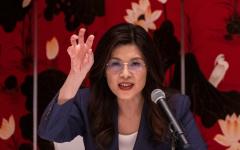 2026年4月10日，台湾国民党领袖郑丽文在北京举行的记者会上发表演说时做出手势。（图片来源：Getty Images）