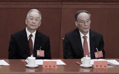  2022年10月22日，前中共国务院总理温家宝与时任中共国家副 主席王岐山出席中共二十大闭幕式。（图片来源：Getty Images）