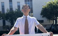 纪念“709维权律师大抓捕事件”十周年，中国著名维权律师游飞翥周三（2025年7月9日）在洛杉矶中共领馆前参加抗议活动。（游飞翥提供）