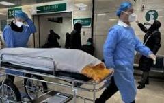 2023年1月2日，北京一家医院的医护人员用担架推着一具遗体。自中共突然解除严格的防控措施以来，新冠肺炎病例激增。（图片来源：Getty Images）