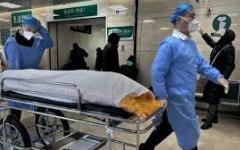 2023年1月2日，北京一家医院的医护人员用担架推着一具遗体。自2023年1月初中共突然解除防控措施以来，新冠肺炎病例激增，许多医院不堪重负。（图片来源：Getty Images）