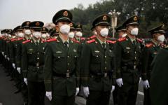 2022年10月1日，中共国殇日当天，北京天安门广场升旗典礼结束后，士兵列队站岗。（图片来源：Getty Images）