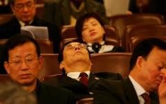 2007年3月5日，中共各代表团在出席全国人民代表大会开幕式时打瞌睡。（图片来源：Getty Images）