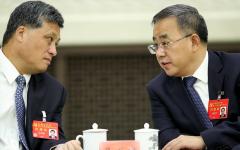 2017年10月19日，时任广东省委书记胡春华（右）与时任广东省省长马兴瑞（左）出席在中共第十九次全国代表大会会议。（图片来源：Getty Images）