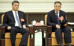 2017年10月19日，时任广东省委书记胡春华（右）与时任广东省省长马兴瑞（左）出席在北京人民大会堂举行的中共十九大会议。（图片来源：Getty Images）