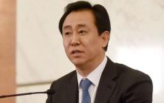 2016年3月6日，中共第十二届全国人民代表大会第四次会议期间，时任第十二届全国政协常委、恒大集团董事长许家印在新闻发布会上发言。（图片来源：Getty Images）