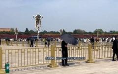 北京天安门近期戒备森严，黑衣人五步一岗十步一哨。（图片来源：怕以后截图）