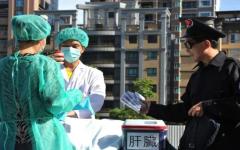 2014年7月20日，法轮功学员在台北举行的活动中演示了中共窃取人体器官出售的场景。（图片来源：Getty Images）
