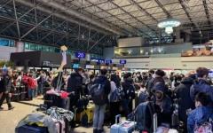 台湾桃园国际机场准备出国的旅客。（图片来源：中央社）