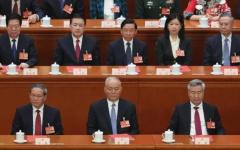 2025年3月11日，中共国务院总理李强、中央政治局常委蔡奇、副总理李希等在北京人民大会堂出席中共第十四届全国人民代表大会第三次会议闭幕式。（图片来源：Getty Images）