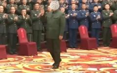 中共党魁习近平接见军队官兵。（图片来源：看中国合成图）