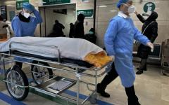 2023年1月2日，在中国北京一家医院繁忙的急诊室里，医护人员用担架推着一具遗体。（图片来源：Getty Images）