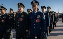 2026年3月9日，中共军方代表进入人民大会堂出席全国人民代表大会第二次全体会议。（Getty Images）