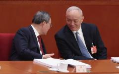 2026年3月5日，中共国务院总理李强（左）在北京人民大会堂举行的中共全国人民代表大会开幕式上，与中共中央办公厅主任蔡奇（右）交谈。（图片来源：Getty Images）