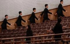 2026年3月12日，中共全国人民代表大会闭幕式开始前，在北京人民大会堂的安保人员走向各自岗位。（图片来源：Kevin Frayer/Getty Images）