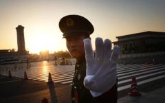 北京人民大会堂武警（图片来源：MARK RALSTON/AFP via Getty Images ）