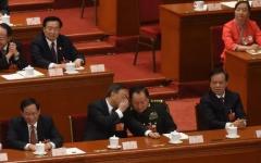 2018年3月17日，时任中共国务委员杨洁篪（左二）在中共第十三届全国人民代表大会第一次会议第五次全体会议期间，与中央军委副主席张又侠（右二）交谈。（图片来源：Getty Images）
