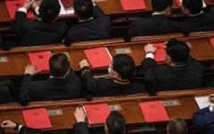 2020年5月28日，在北京人民大会堂内，中共代表出席全国人民代表大会闭幕式。（图片来源：Kevin Frayer/Getty Images）