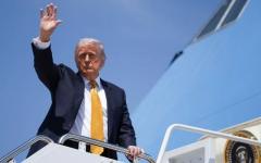 2026年5月12日，美国总统川普（Donald Trump）在马里兰州安德鲁斯联合基地（Joint Base Andrews）登上“空军一号”（Air Force One）前挥手致意。（图片来源：Alex Wong/Getty Images)