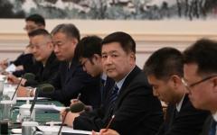 2024年6月20日，中共公安部部长王小洪（中）在北京与美国国家毒品管制政策主任拉胡尔·古普塔（Rahul Gupta）举行会议。（图片来源：NG HAN GUAN/POOL/AFP via Getty Images）