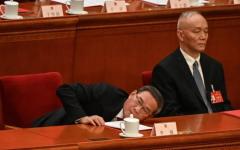 2024年3月11日，中共国务院总理李强（左）与中央办公厅主任蔡奇（右）在出席第十四届全国人大闭幕会议。（图片来源：JADE GAO/AFP via Getty Images）