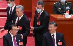 2022年10月22日，在中共二十大闭幕式上，前中共党魁胡锦涛（中）被习近平下令架离会场。（图片来源：Lintao Zhang/Getty Images）