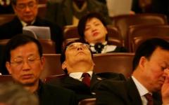 2007年3月5日，中共各代表团在出席全国人民代表大会开幕式时打瞌睡。（图片来源：Guang Niu/Getty Images）